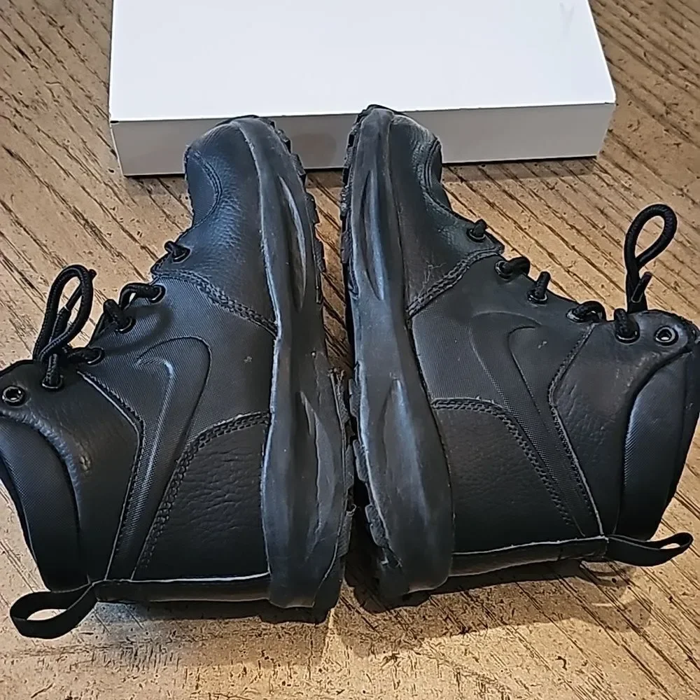 Nike black leather hightop boot size 1